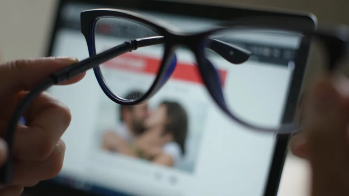 Czy oglądanie nagich zdjęć to grzech? Zrozum moralne konsekwencje