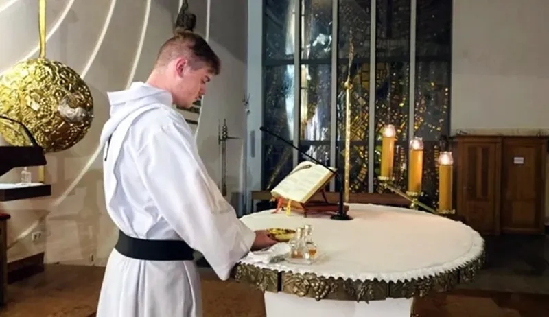 Kto jest patronem ministrantów i dlaczego warto go znać? Historia i znaczenie