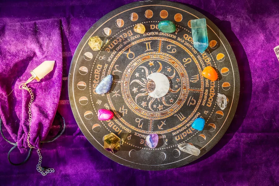 Czy czytanie horoskopu to grzech? Poznaj różne opinie na ten temat