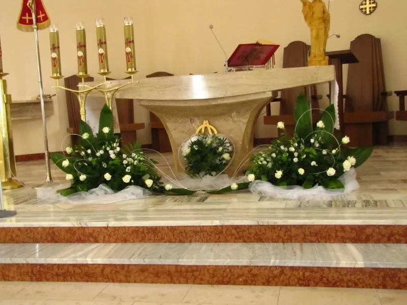Co znajduje się na ołtarzu w kościele? Poznaj symbolikę i znaczenie przedmiotów liturgicznych