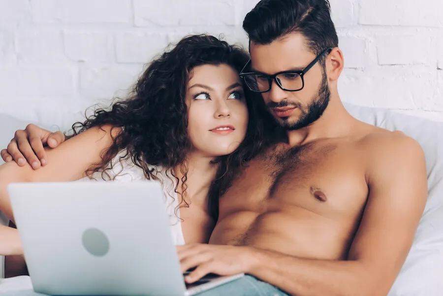 Czy oglądanie filmów z seksem to grzech? Moralne dylematy i konsekwencje